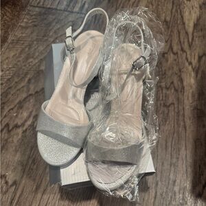 DB Studio Kori Elegant Silver Women's low heels NIB SZ 7